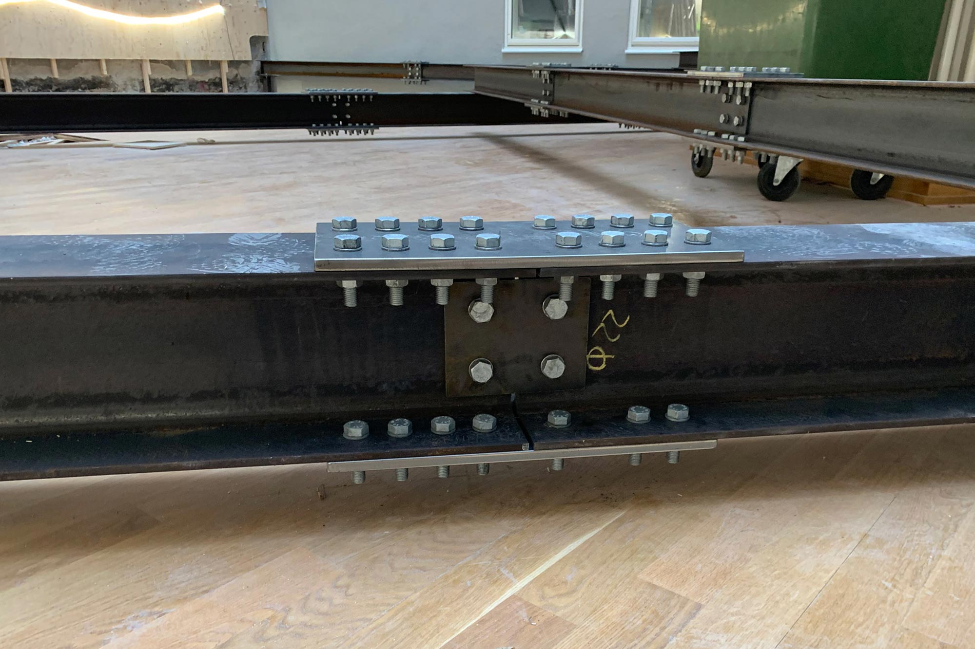 Järnbalk liggande på golvet i industriell miljö