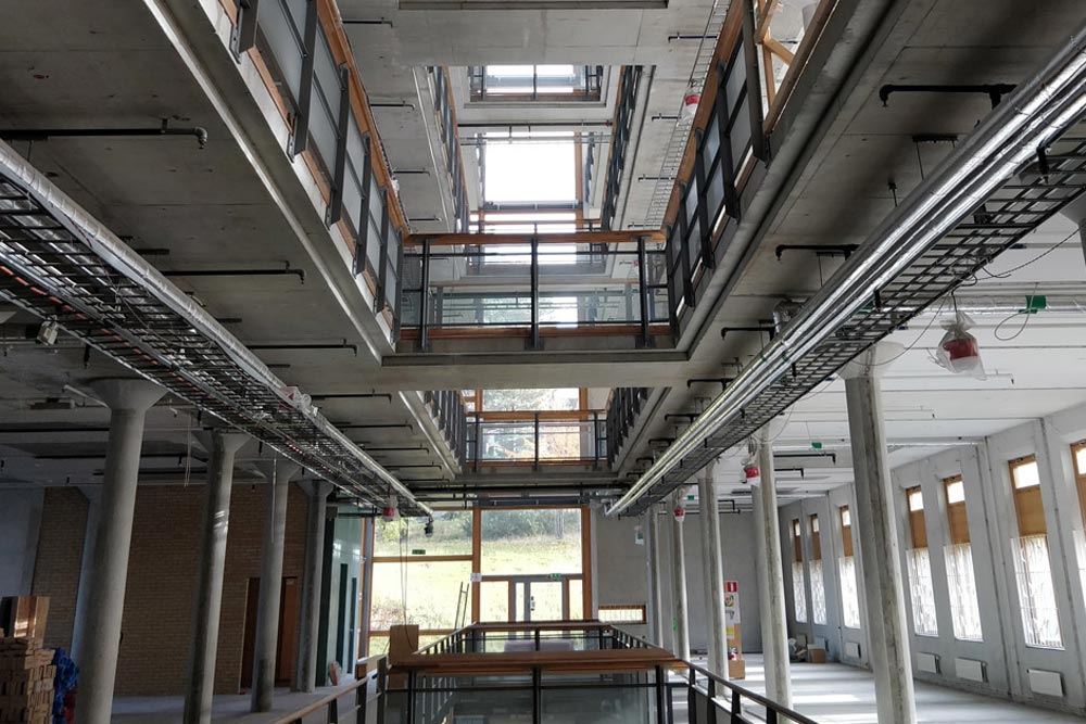 En byggnad under konstruktion i betong med flera våningar